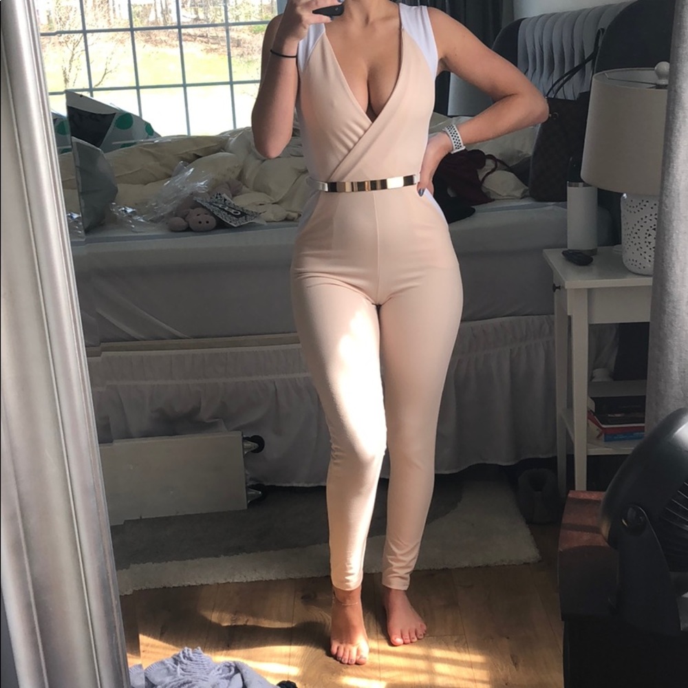 MISSGUIDED nude v neck jumpsuit size 4